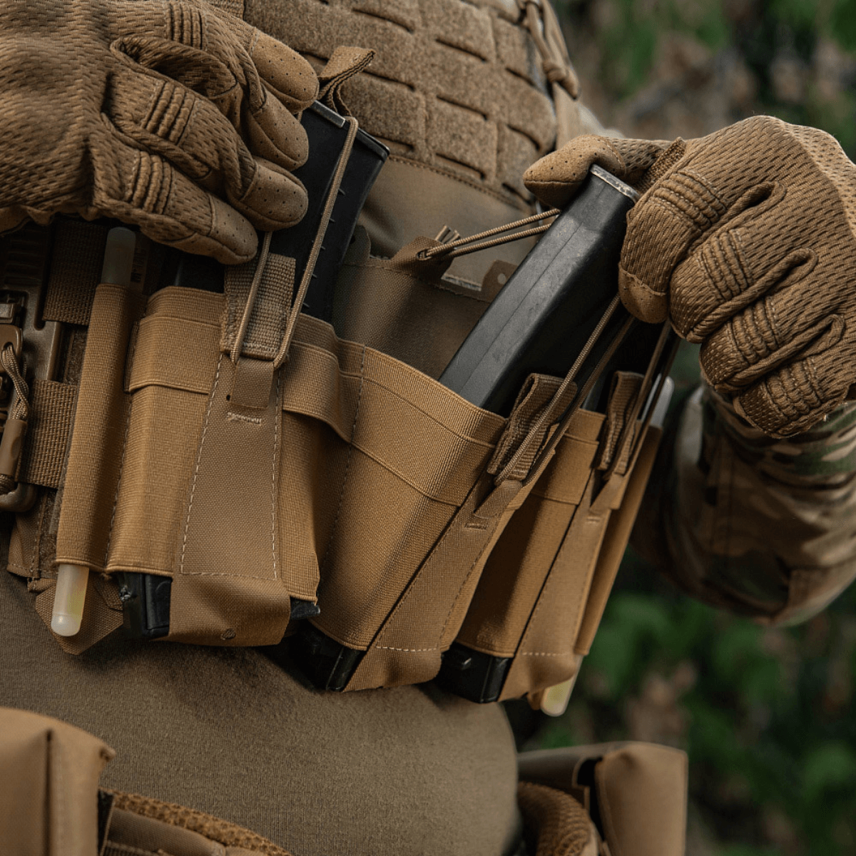 M-Tac Frontpanel til Cuirass QRS Pladebærer Tre Magasiner med magasiner i robust Cordura materiale