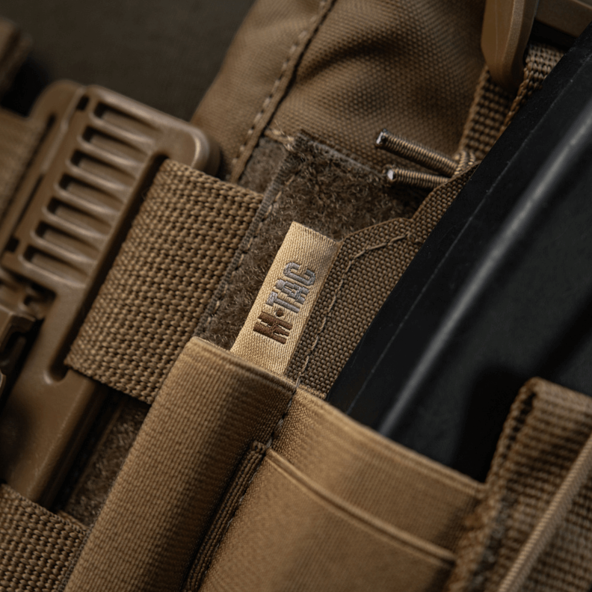 M-Tac Frontpanel til Cuirass QRS Pladebærer Tre Magasiner, med tæt detaljeret visning af robust elastikbånd og Cordura materiale.