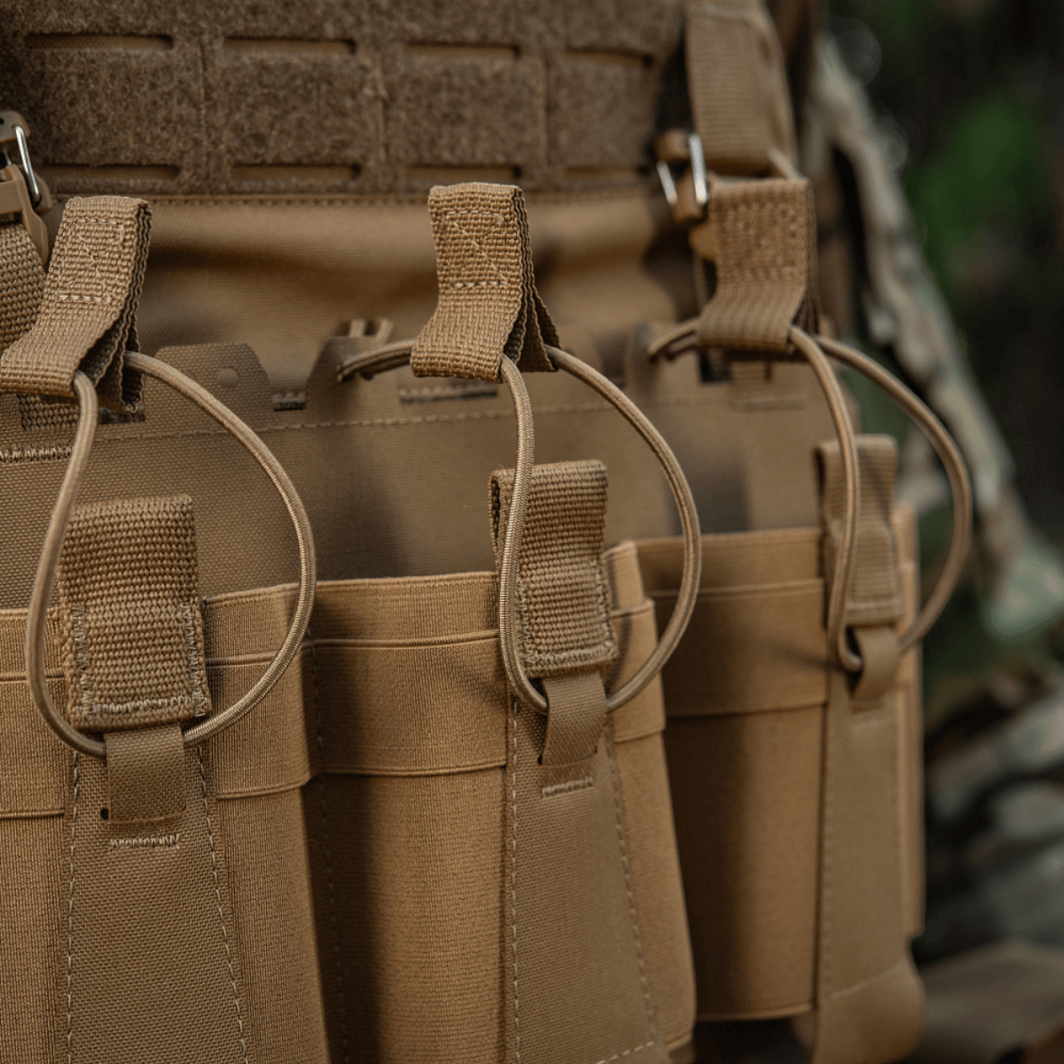 M-Tac Frontpanel til Cuirass QRS Pladebærer Tre Magasiner med elastisk system og Cordura materiale, sikrer hurtig omladning.