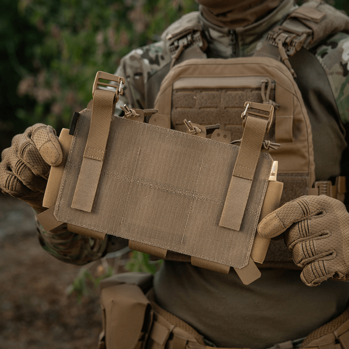 Alt Tag: M-Tac Frontpanel til Cuirass QRS Pladebærer Tre Magasiner i brug, viste holdende magasiner med elastik og Cordura materiale.