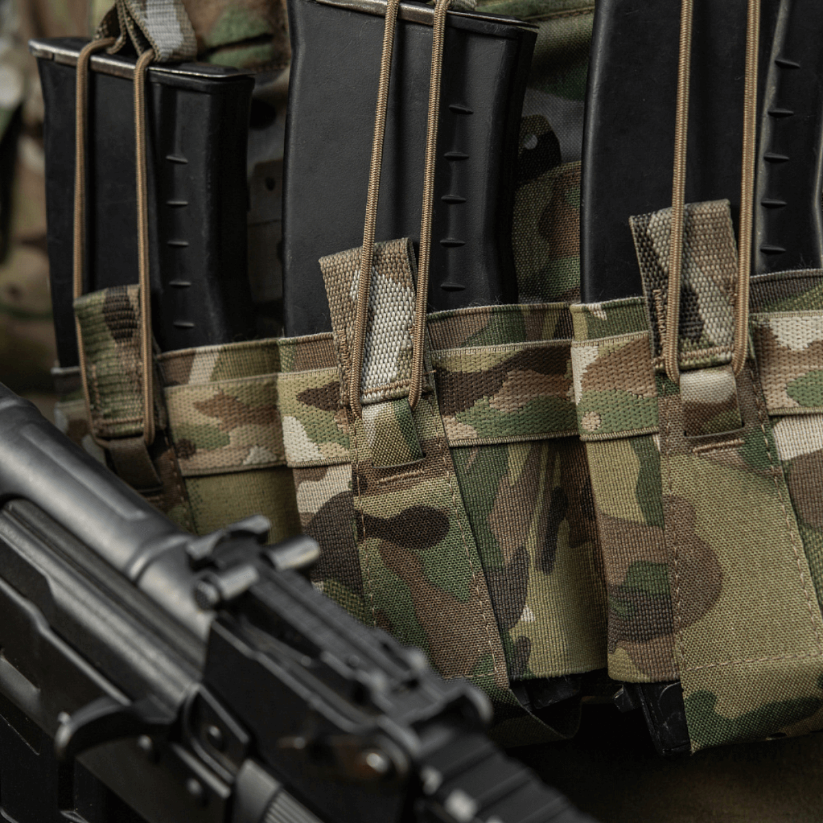 M-Tac Frontpanel til Cuirass QRS Pladebærer Tre Magasiner med elastisk magpouch til AK/AR magasiner i slidstærkt Cordura materiale.