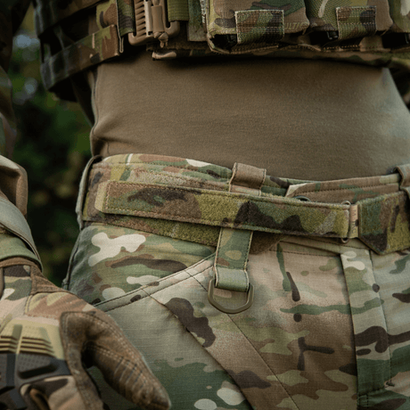 M‑Tac Internal Tiger Bælte i brug med taktisk udstyr, designet til militært brug med Cordura 500D og Velcro-fastgørelse.