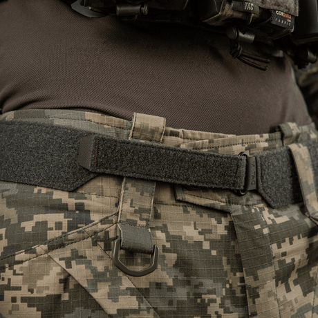 M‑Tac Internal Tiger Bælte på militæruniform, designet til taktisk brug med Cordura 500D, velcrofiksering og oval metalramme.