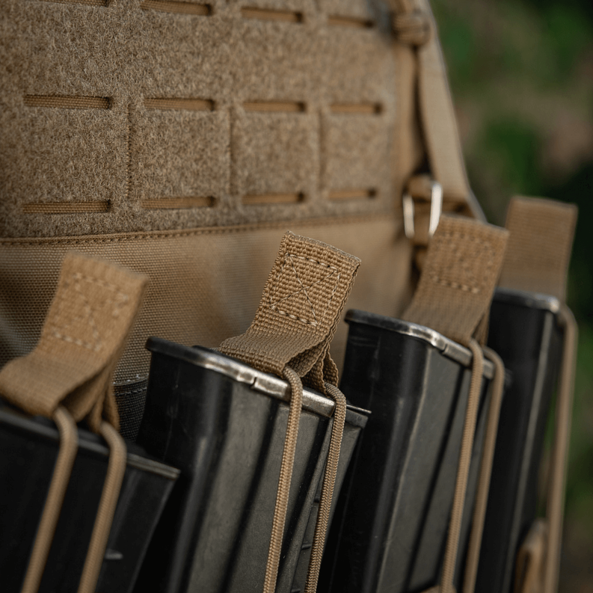 M-Tac Frontpanel til Plate Carrier Cuirass QRS til 4 Magasiner med funktionel opbevaring til AK/AR magasiner, slidstærk Cordura materiale.