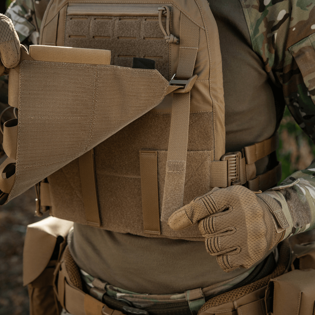 M-Tac Frontpanel til Plate Carrier Cuirass QRS til 4 Magasiner med elastiklommer i Cordura materiale.