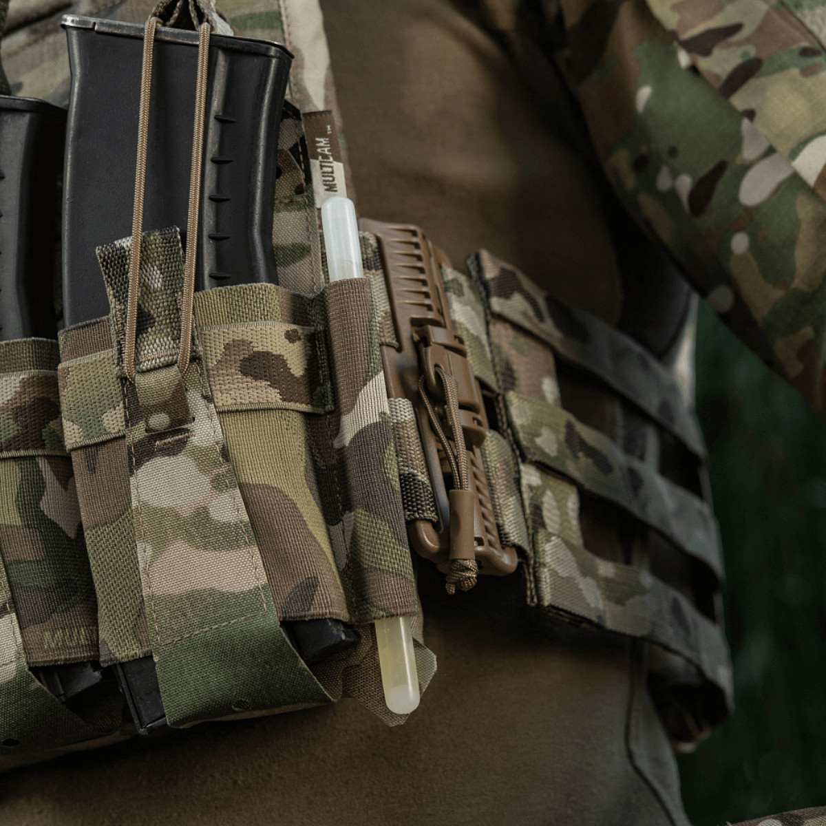M-Tac Frontpanel til Plate Carrier Cuirass QRS til 4 Magasiner med magasiner og udstyr fastgjort, holdbar Cordura konstruktion