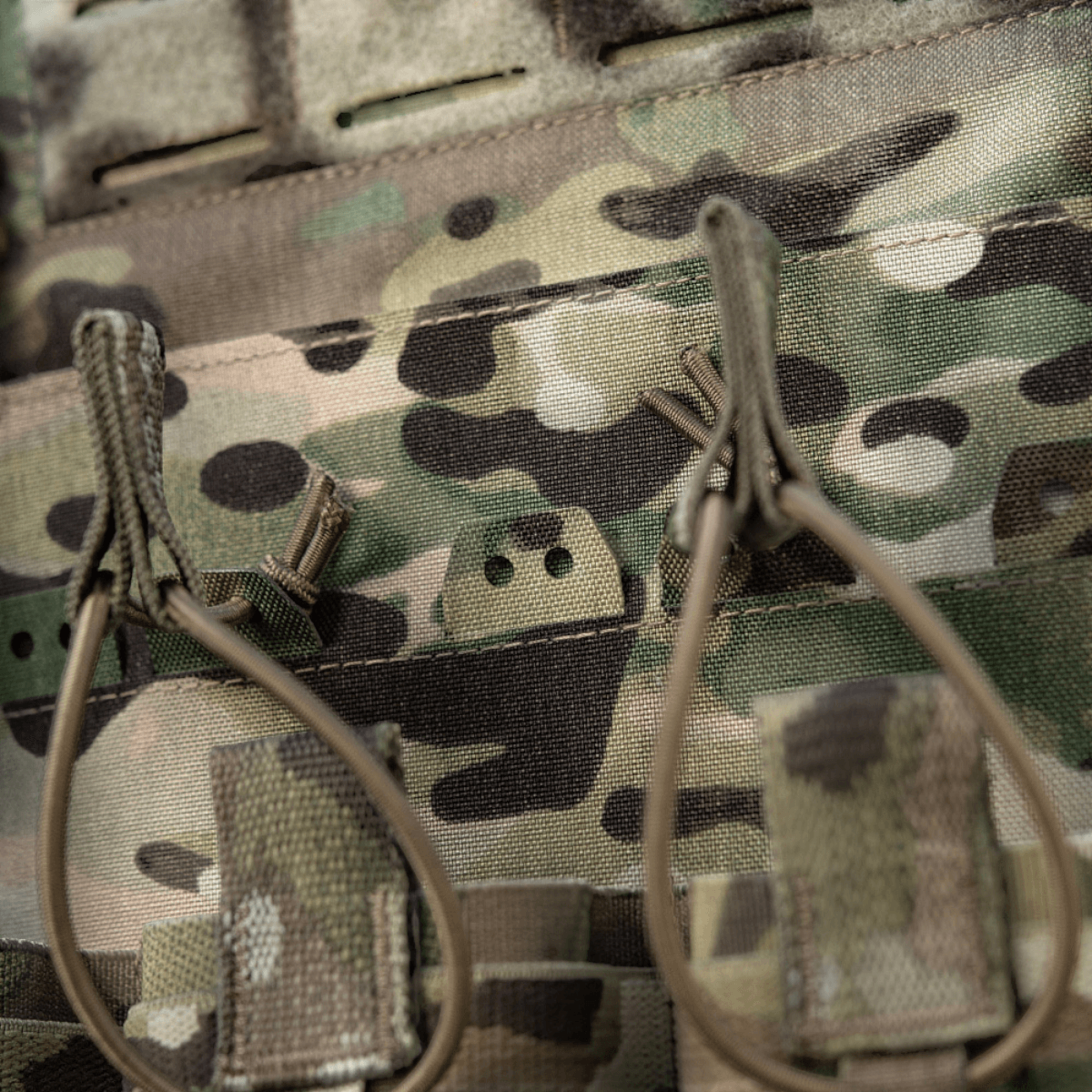 M-Tac Frontpanel til Plate Carrier Cuirass QRS til 4 Magasiner i camouflagemønster designet til at holde AK/AR magasiner sikkert.