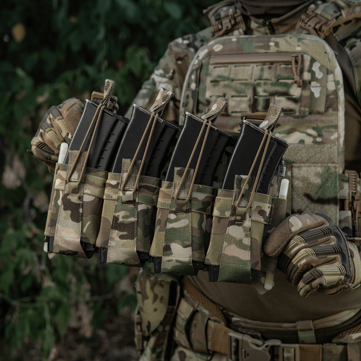 M-Tac Frontpanel til Plate Carrier Cuirass QRS til 4 Magasiner med magasiner i camouflage-pouch for hurtig opladning og holdbarhed.