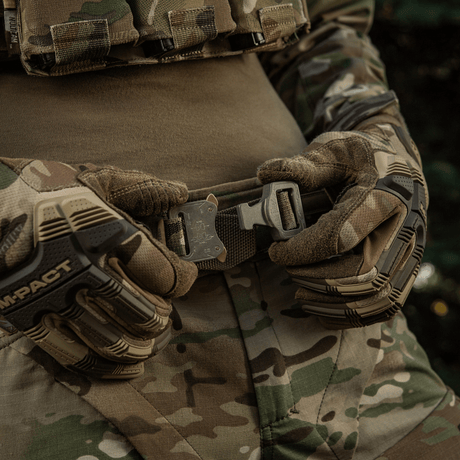 M-Tac Cobra Buckle Taktisk Bælte Laser Cut i brug, designet til militær og politi, med 40 mm Cordura Squadron og AustriAlpin COBRA spænde.