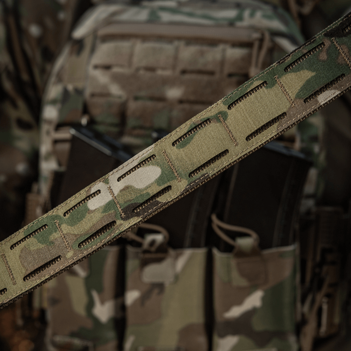 M-Tac Cobra Buckle Taktisk Bælte Laser Cut i camo design, ideel til militær- og politibrug med som effektivt udstyrsbælte.