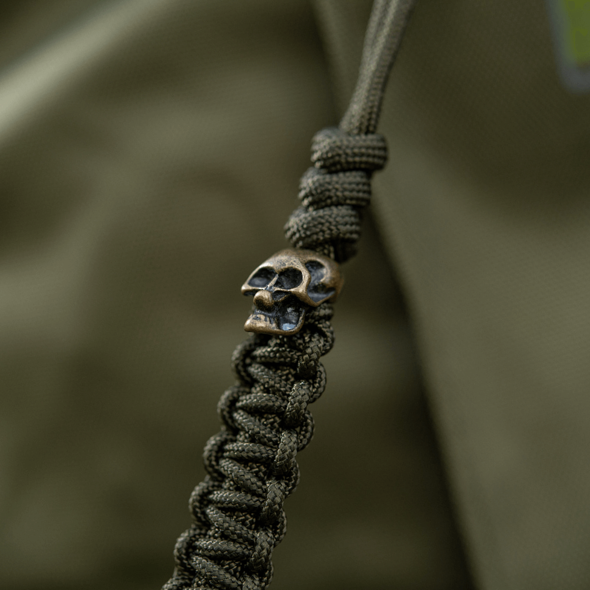 M-Tac Loopy Snake Skull Lanyard i paracord med skull vedhæng, holdbart og fleksibelt tilbehør til knive og udstyr.