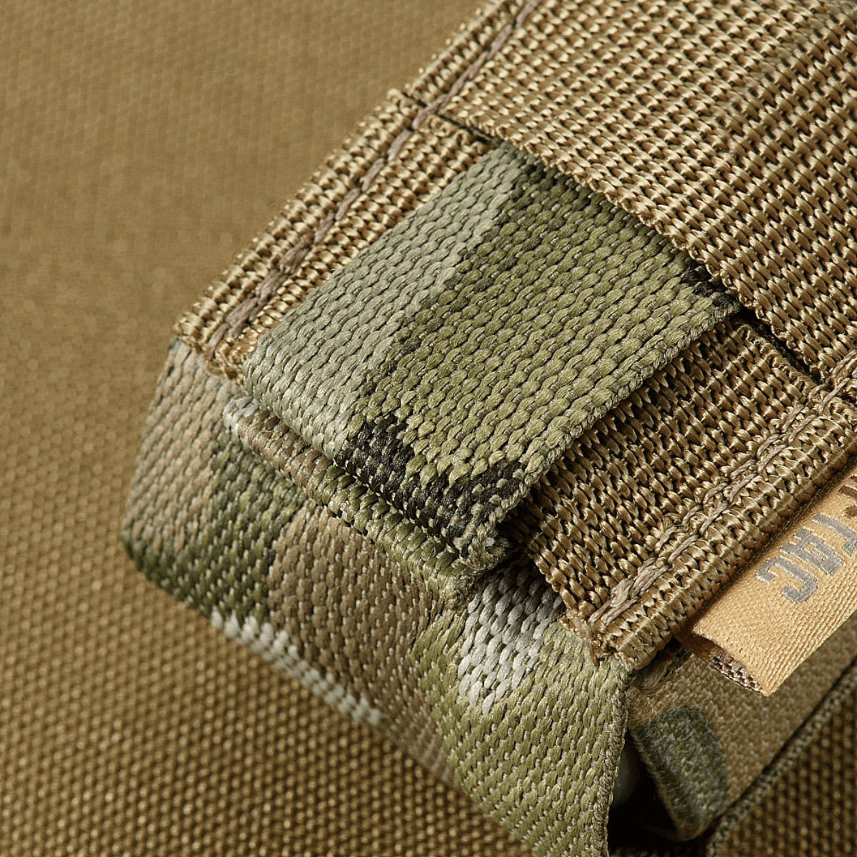 M-Tac Gasdåseholder Vertikal til MOLLE-system, lavet af MIL-SPEC stropper med Woojin lås for nem betjening, nærbillede i camouflage.