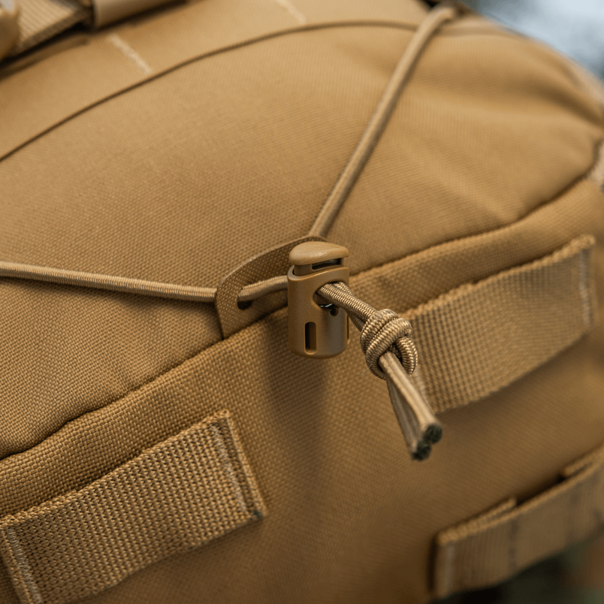 Nærbillede af M-Tac Rygsæk Sturm Elite Gen.II med elastisk snøring og MOLLE system, fremstillet i slidstærkt Cordura materiale.