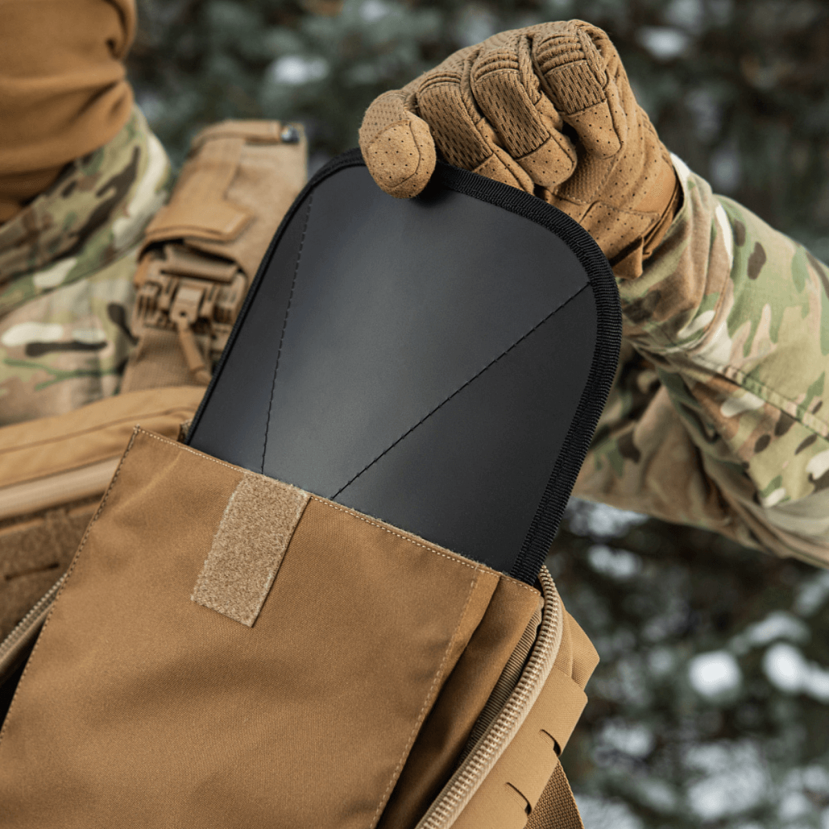 Soldat placerer modul i M-Tac Rygsæk Sturm Elite Gen.II, på skovbaggrund