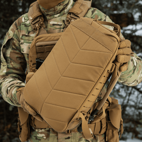 M-Tac Rygsæk Sturm Elite Gen.II holdt af person i camouflageudstyr