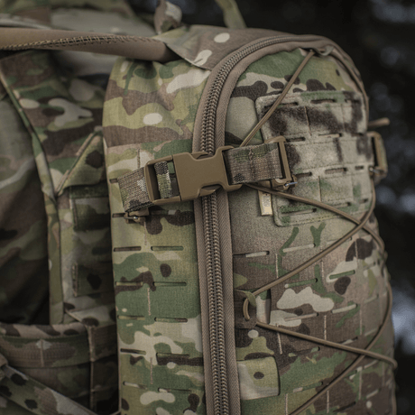 Alt Tag: Nærbillede af M-Tac Rygsæk Sturm Elite Gen.II med MOLLE Laser Cut system og elastisk snøring til jakke eller camouflage net