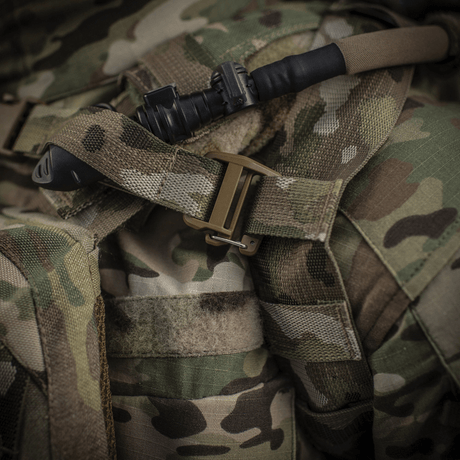 M-Tac Rygsæk Sturm Elite Gen.II med drikkesystem og camouflage mønster, vist nærbillede af spænde og hydreringsslange.