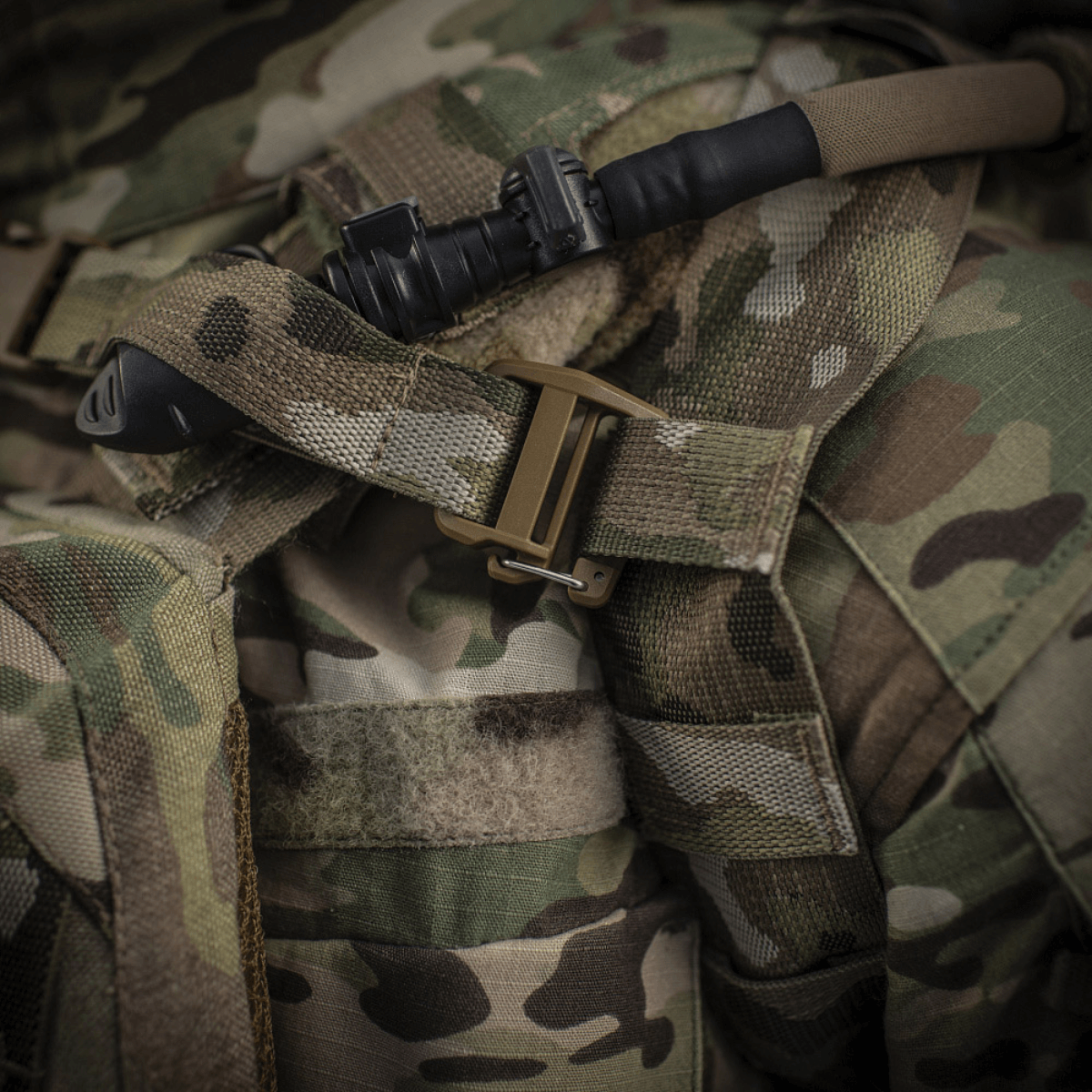 M-Tac Rygsæk Sturm Elite Gen.II med drikkesystem og camouflage mønster, vist nærbillede af spænde og hydreringsslange.