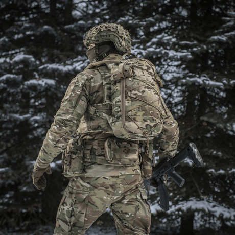 M-Tac Rygsæk Sturm Elite Gen.II på militærperson i camouflagetøj i skovmiljø om vinteren.