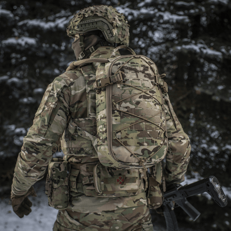 Soldat iført M-Tac Rygsæk Sturm Elite Gen.II i sneklædt skov med MOLLE Laser Cut system og elastisk snøring til udstyr