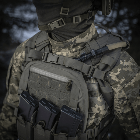 M-Tac Rygsæk Sturm Elite Gen.II bæres af soldat i camouflageuniform med taktisk udstyr og MOLLE system synligt foran.