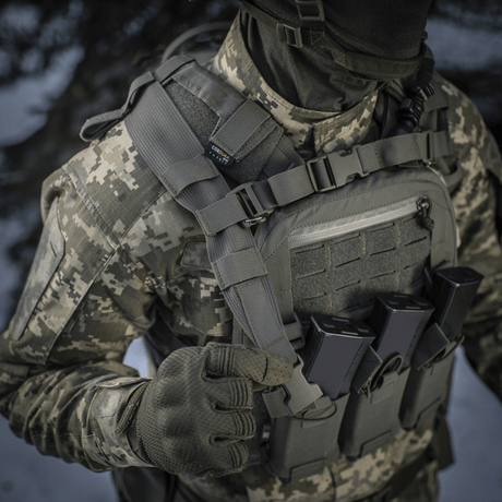 Militærudstyr med MOLLE Laser Cut-system og camouflageuniform