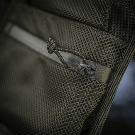 Detalje af M-Tac Rygsæk Sturm Elite Gen.II med netlommer til EDC-udstyr og robust Cordura materiale, ideel til raid-brug.