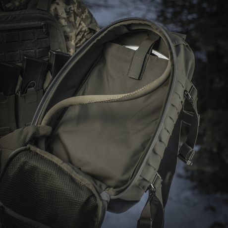 M-Tac Rygsæk Sturm Elite Gen.II viser kuffertstil hovedrum og drikkesystem, ideel til feltture med MOLLE system for ekstra udstyr.