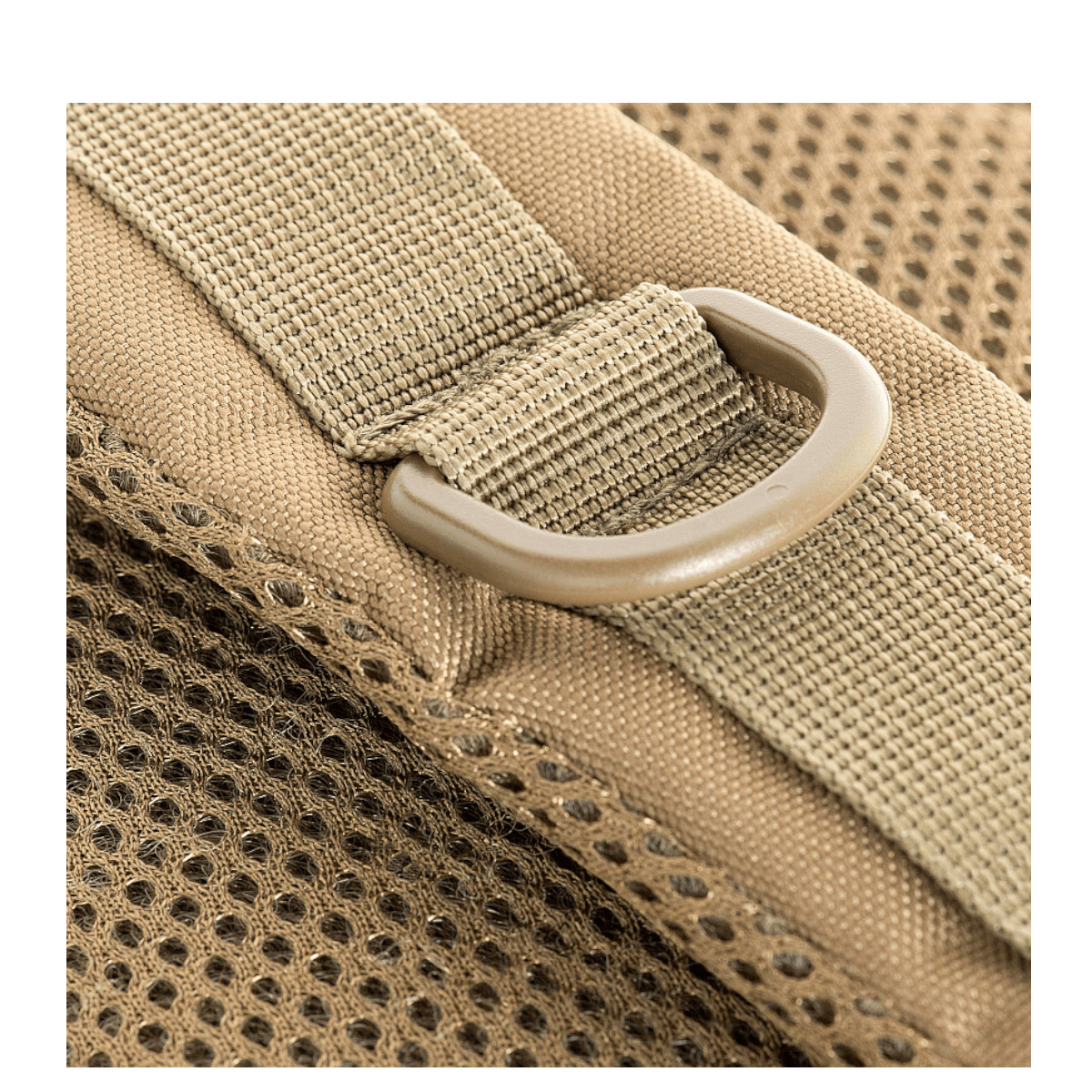 Nærbillede af M-Tac Assault Pack-skulderstrop med polstring og justerbart spænde. Ideel til bybrug og korte vandreture.