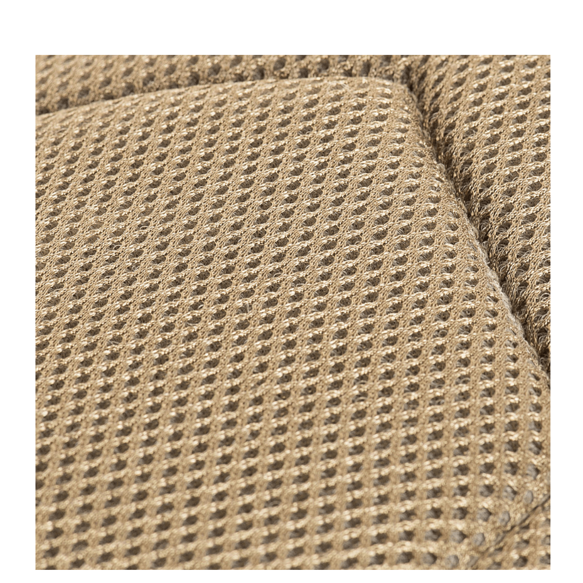 Nærbillede af M-Tac Assault Pack's polstrede skulderrem for komfortabel bæring. Perfekt som byrygsæk eller til vandreture.