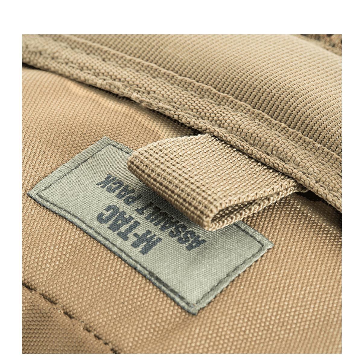 M-Tac Assault Pack tæt på billede viser MOLLE-systemdetaljer og slidstærkt materiale i beige farve. Rygsæk til by eller kort vandreture.