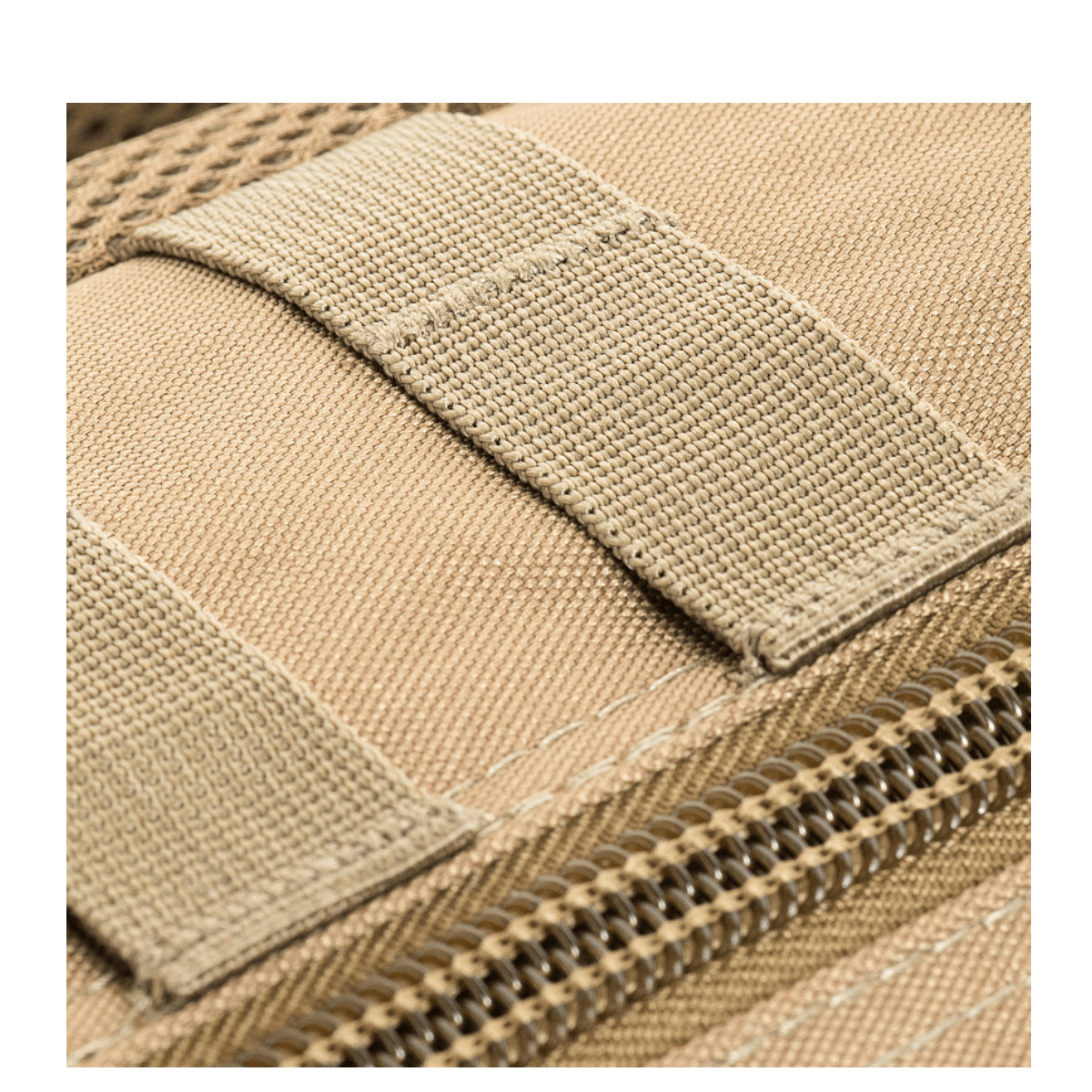 Detalje af M-Tac Assault Pack med MOLLE-fastgørelsessystem og stærke lynlåsornamenter.