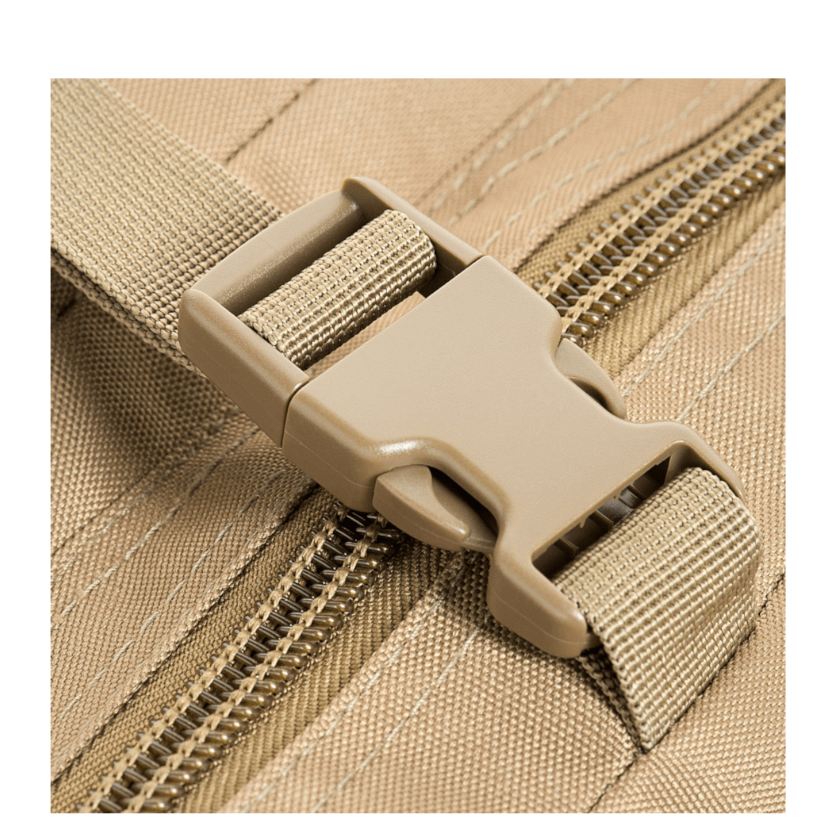 M-Tac Assault Pack med MOLLE-system, detalje af lynlås og spænde i nærbillede, holdbar taske til by eller vandreture.