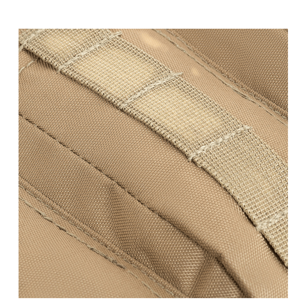 Detaljebillede af M-Tac Assault Pack med MOLLE-fastgørelsessystem, der viser slidstærkt materiale og syning. Perfekt til bybrug eller vandring.