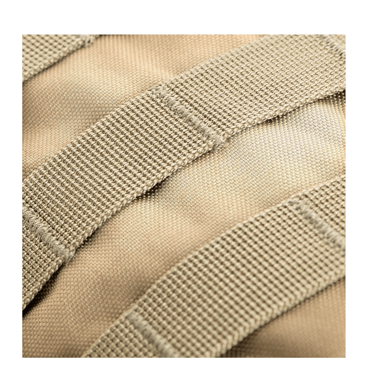 Close-up af MOLLE-system på M-Tac Assault Pack, viser detaljer af stropperne. Perfekt til by- og vandreture.