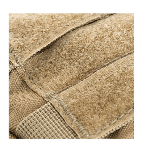 Nærbillede af M-Tac Assault Pack med MOLLE-system i beige materiale