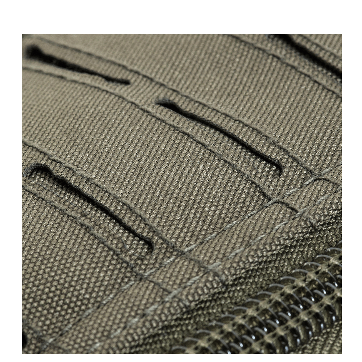 Nærbillede af M-Tac Large Assault Pack Rygsæk Laser Cut med MOLLE-fastgørelsessystem og lynlåslomme detalje.