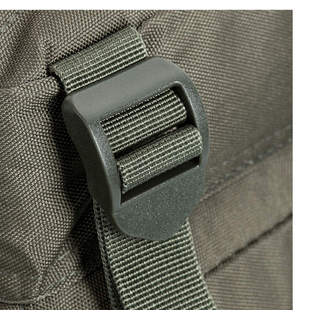 Nærbillede af remmen på M-Tac Large Assault Pack Rygsæk Laser Cut med justerbar spænde i sort stof.