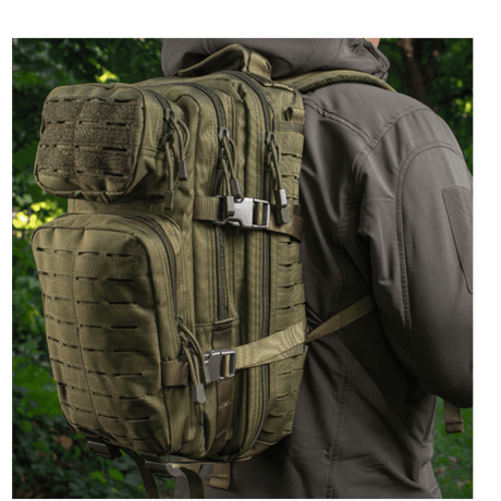 M-Tac Large Assault Pack Rygsæk Laser Cut med polstrede skulderstropper vist fra siden i naturlig udendørs omgivelser