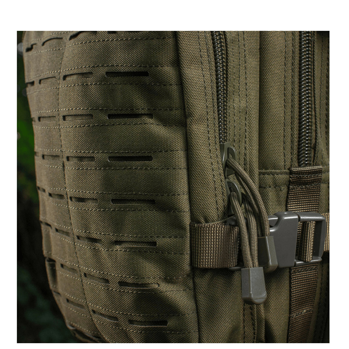 Nærbillede af M-Tac Large Assault Pack Rygsæk Laser Cut med MOLLE-system og laser-snit detaljer.