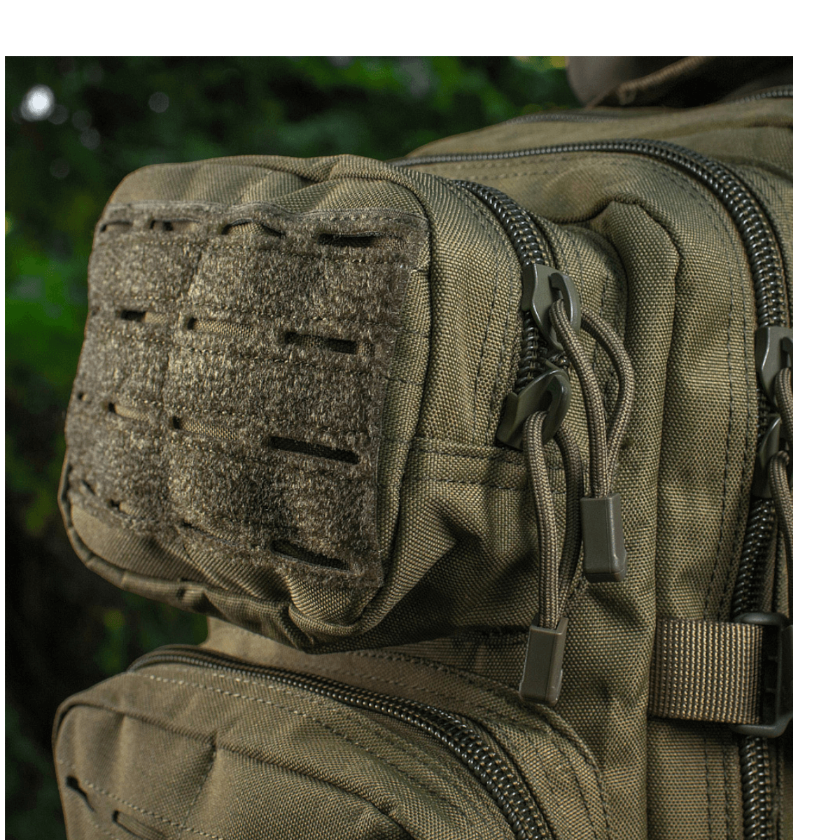M-Tac Large Assault Pack Rygsæk Laser Cut med MOLLE-system og justerbare remme, tæt på lynlåslommer og militærdesign.
