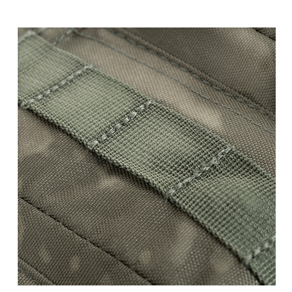 Nærbillede af M-Tac Large Assault Pack Rygsæk Laser Cut med MOLLE-fastgørelsessystem i olivengrøn farve.