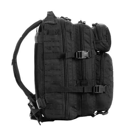 M-Tac Assault Pack Laser Cut rygsæk, sort, robust polyester med MOLLE-system, set fra siden med justerbare stropper og lynlåslommer.