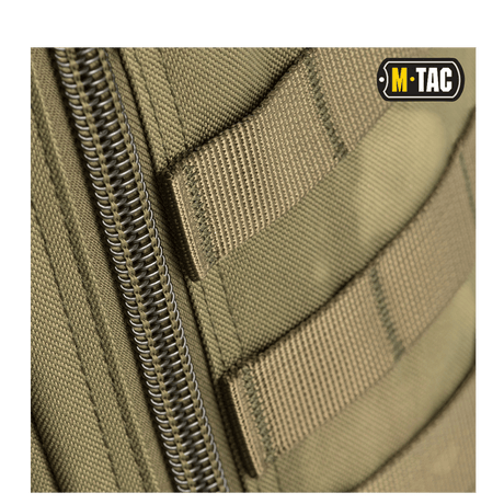 Nærbillede af M-Tac Large Assault Pack Rygsæk med MOLLE-fastgørelsessystem og lynlåsdetaljer.