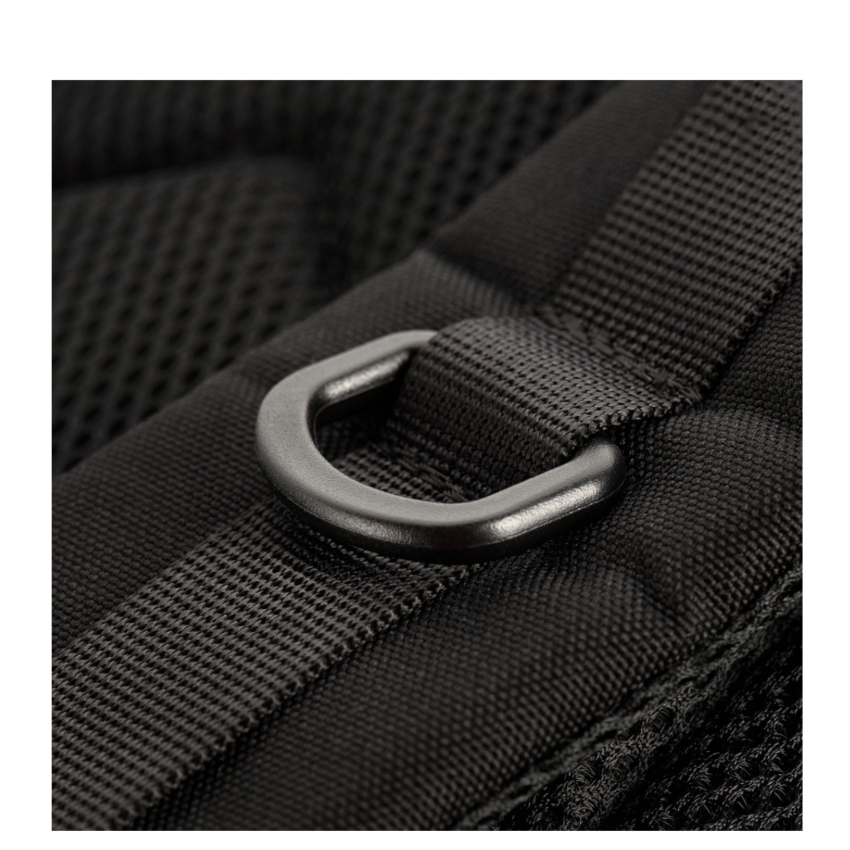 Nærbillede af det justerbare skulderremssystem på M-Tac Large Assault Pack Rygsæk for øget komfort.