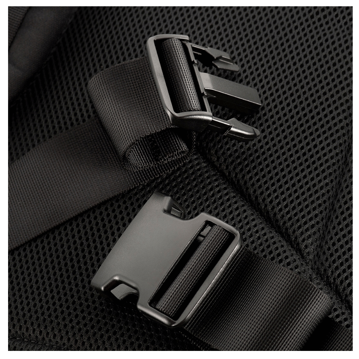 Nærbillede af spænde og rem på M-Tac Large Assault Pack Rygsæk med polstret komfortdesign og MOLLE-system