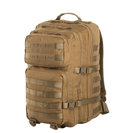 M-Tac Large Assault Pack Rygsæk med MOLLE-system, to store lommer, ekstra frontlommer og justerbare skulderremme i brun farve.