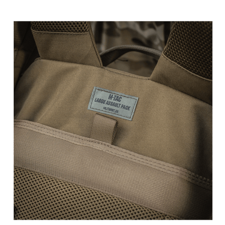 M-Tac Large Assault Pack Rygsæk med MOLLE-system og polstrede skulderremme, ideel til korte vandreture og bybrug.