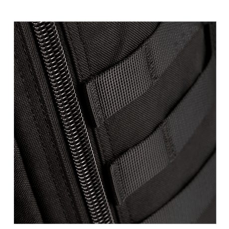 Detalje af M-Tac Large Assault Pack Rygsæk med lynlås og MOLLE-system i sort stof.