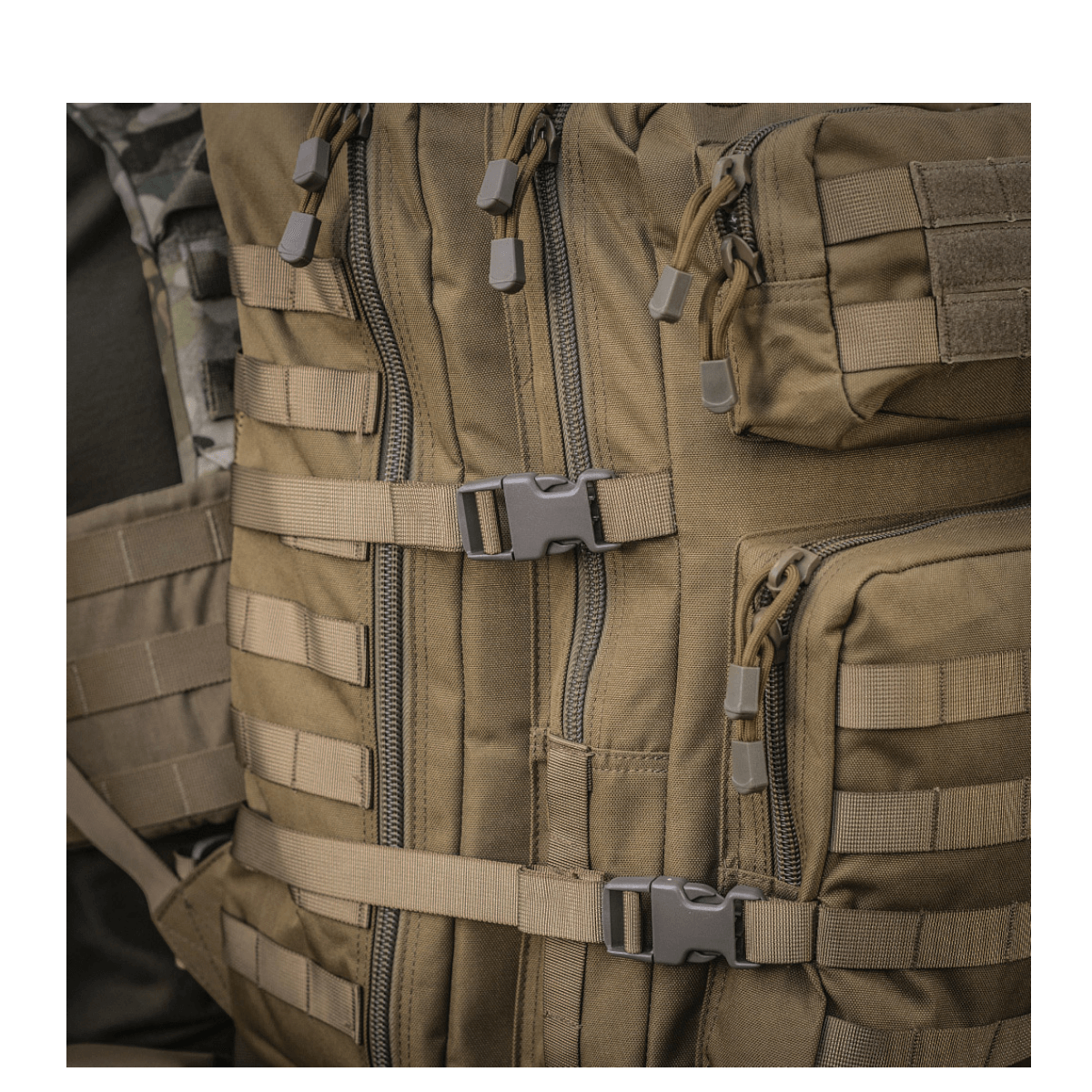 M-Tac Large Assault Pack Rygsæk med MOLLE-system, lynlåslommer og justerbare skulderremme i camouflagefarve.